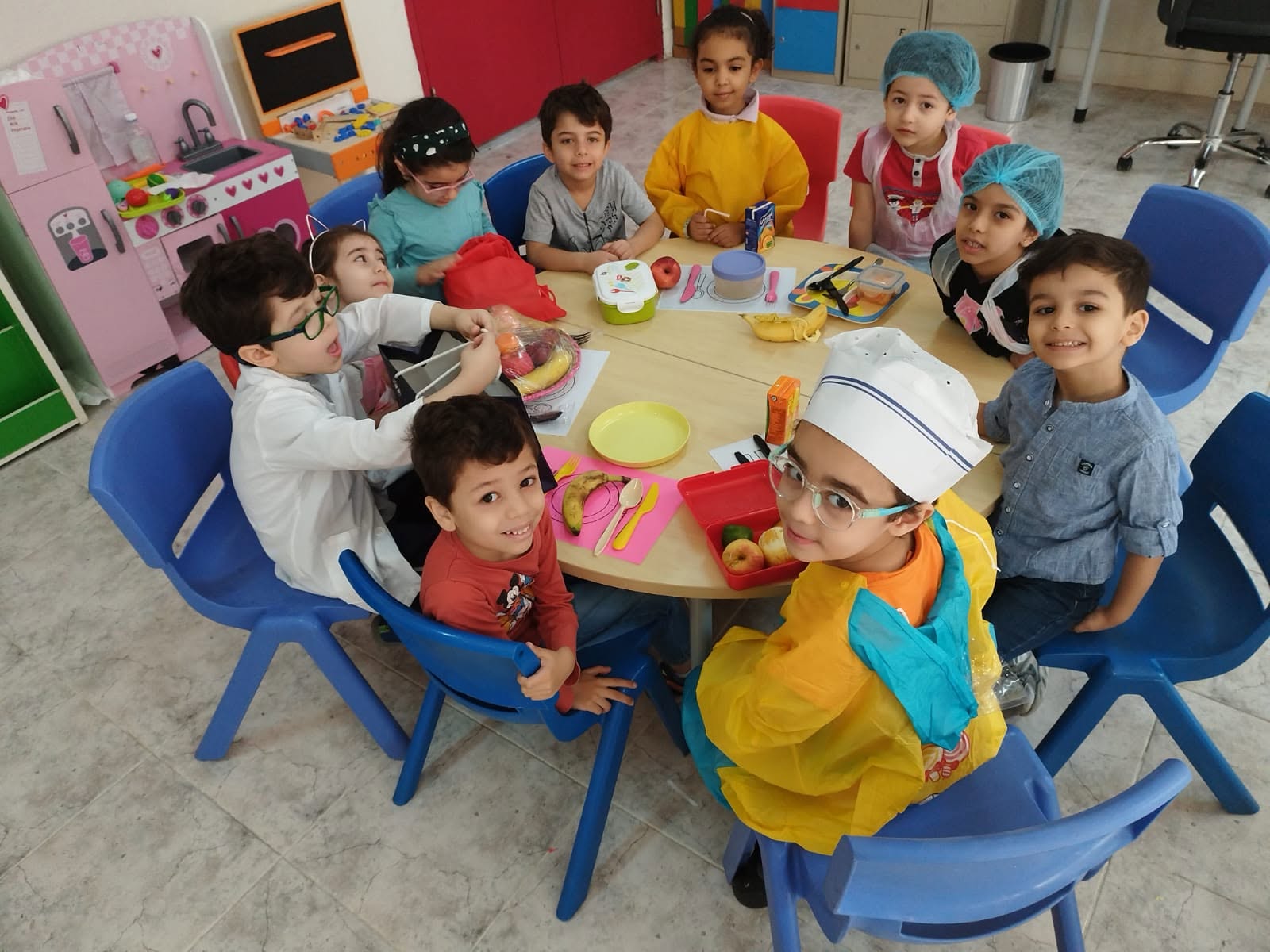الطلاب يرتدون قبعات الطهاة الصغار في نشاط التغذية الصحية المدرسية بالرياض
