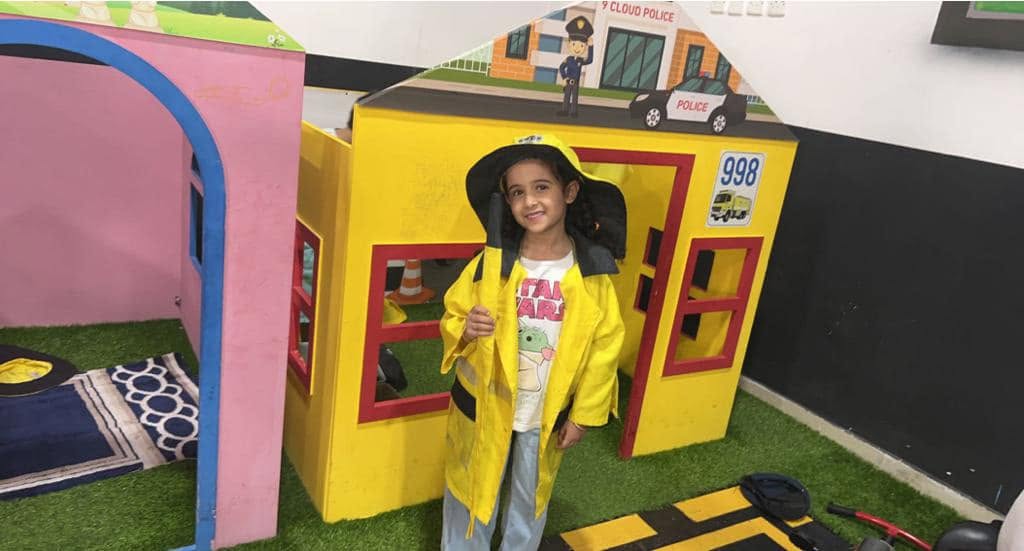 مبنى مدارس الرسالة العالمية الحديث وحافلات النقل المدرسي المجهزة بالكامل