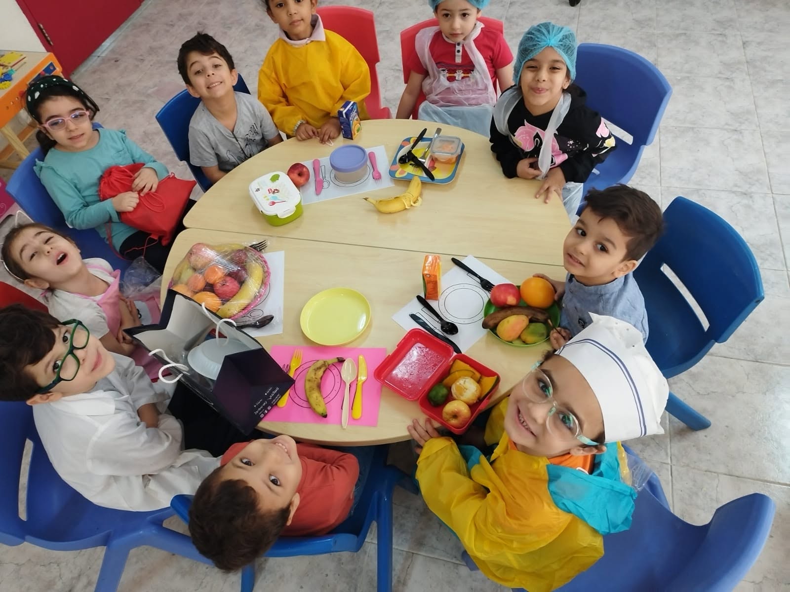 طلاب الصف الثاني عشر في فصل دراسي ذكي ومجهز بأحدث الوسائل التفاعلية