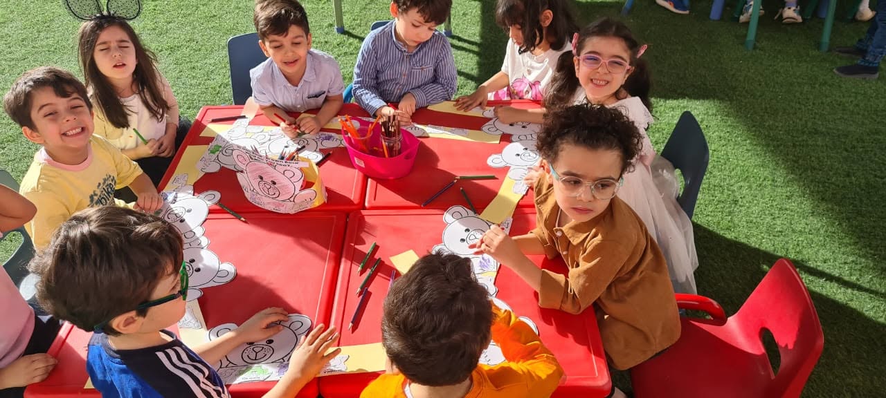 طالبات بزي المدارس يحملن العلم السعودي بفخر في حفل اليوم الوطني بالرياض