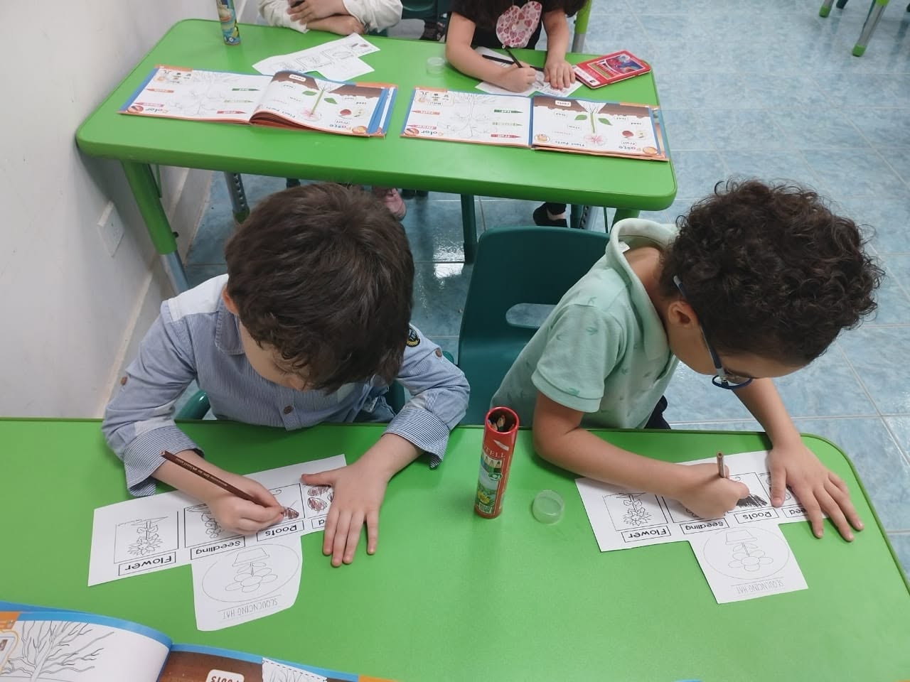 مبنى مدرسة الرسالة من الداخل والبهو الداخلي الشاسع والمنظم للفروع