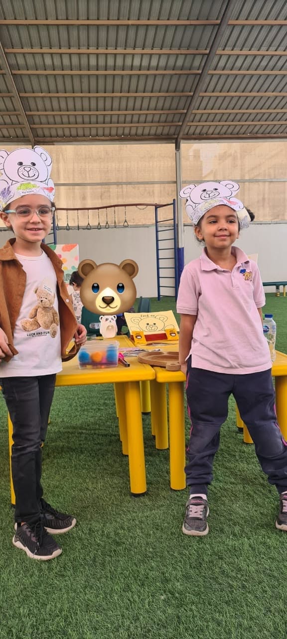الطلاب يمارسون الألعاب الرياضية في الملعب الخارجي المغطى والمؤمن بالكامل