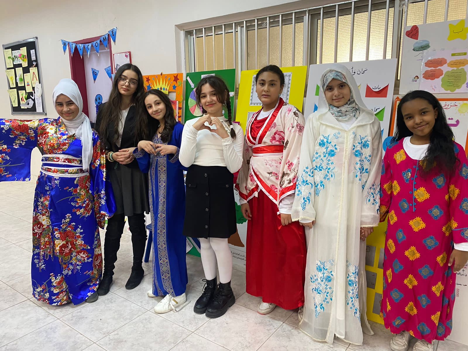 الأطفال يستمتعون باللعب في منطقة الزحاليق والألعاب الترفيهية الداخلية الآمنة